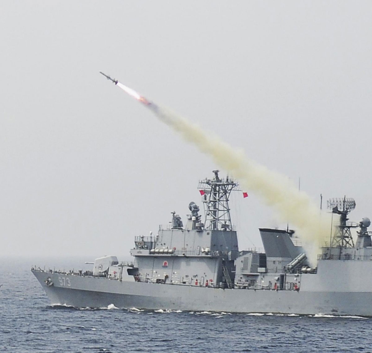 Fotografía cedida por la marina de Corea del Sur del barco s de Yang Manchu como parte de un simulacro de fuego en vivo en el Mar del Este.
