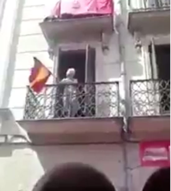 Twitter aclama a la anciana ondeando la bandera de España en Pamplona