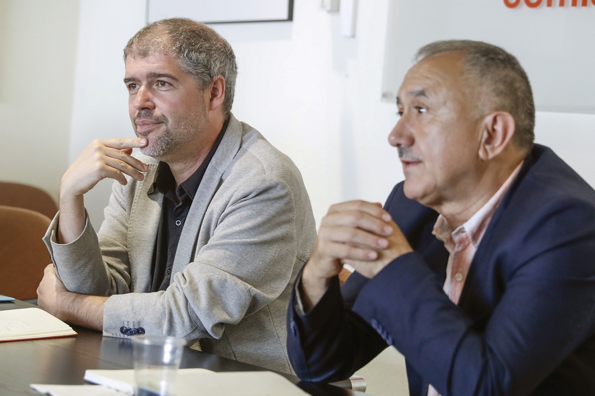 El secretario general de CCOO, Unai Sordo (i) y su homólogo en la UGT, Pepe Álvarez durante la reunión mantenida en Madrid