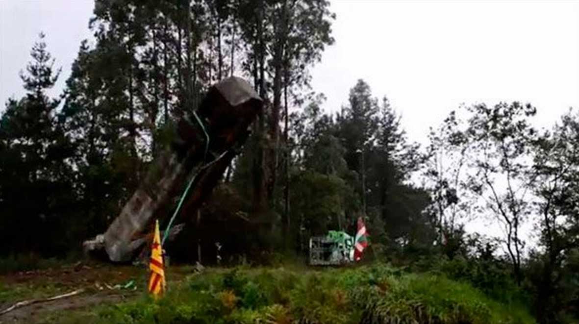 Momento del derribo de la cruz franquista del monte vizcaino de Gaztelumend.