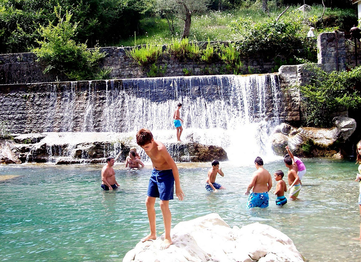 Personas bañándose en un río