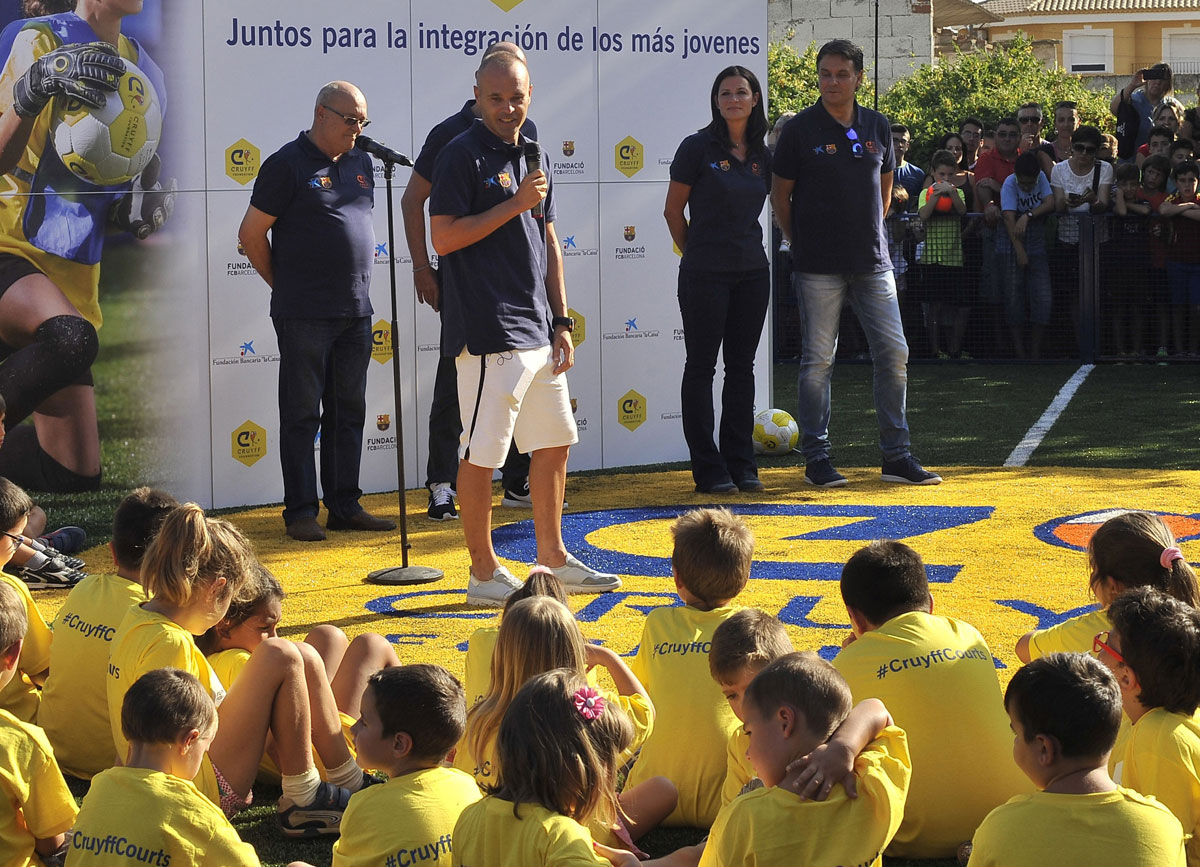 El jugador del FC Barcelona y embajador de la Fundación Cruyff, Andrés Iniesta, durante la inauguración del Cruyff Court Andrés Iniesta,