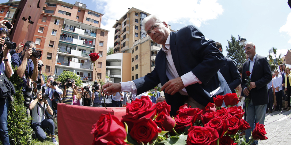 El alcalde de la localidad vizcaína de Ermua, Carlos Totorica, pone una rosa para recordar el secuestro y asesinato del concejal del PP de la misma localidad, Miguel Ángel Blanco