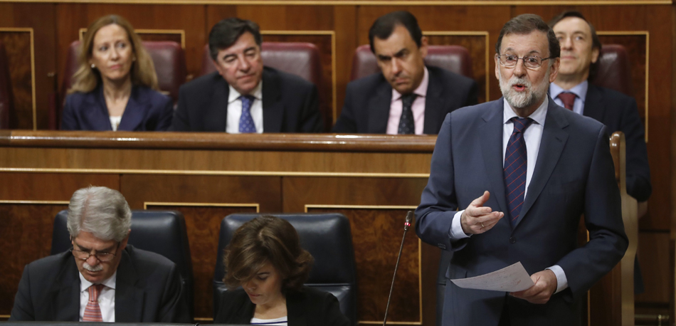 El presidente del Gobierno, Mariano Rajoy (d), durante una intervención en una sesión de control al Ejecutivo en el Congreso. EFE/Archivo