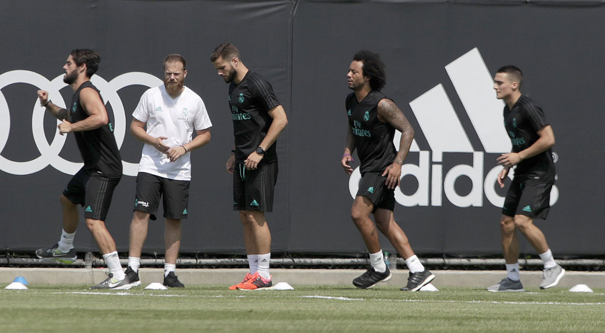 Isco Alarcón (i) y Marcelo (2-d) del Real Madrid participan en un entrenamiento, con miras a su participación en la Copa Internacional de Campeones, en un campo de practicas de la Universidad de California en Los Ángeles (CA, EE.UU.). EFE