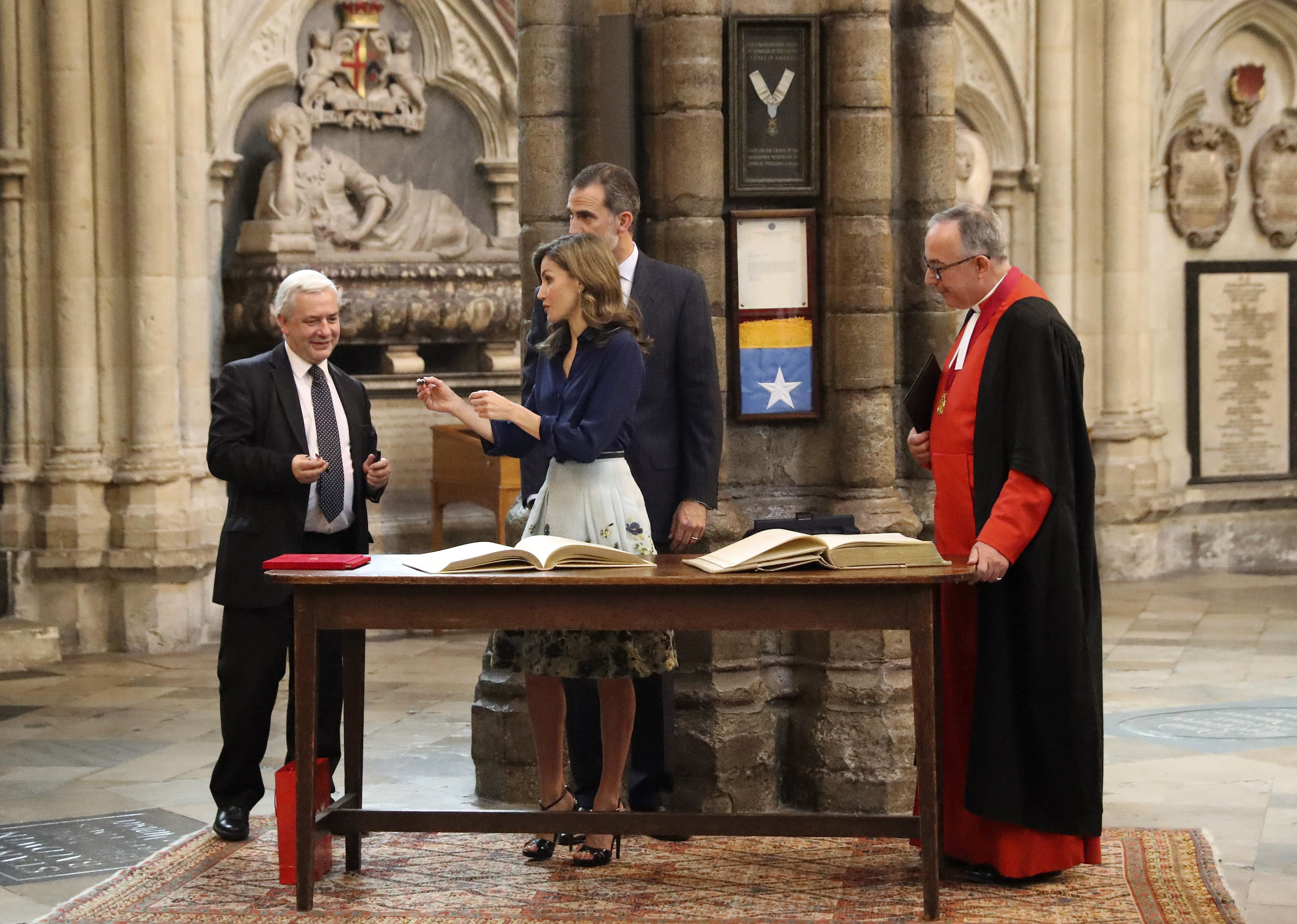 El rey Felipe y la reina Letizia firman el Libro de Honor durante la visita realizada hoy a la abadía de Westminster, en la segunda jornada de la visita Oficial a Reino Unido