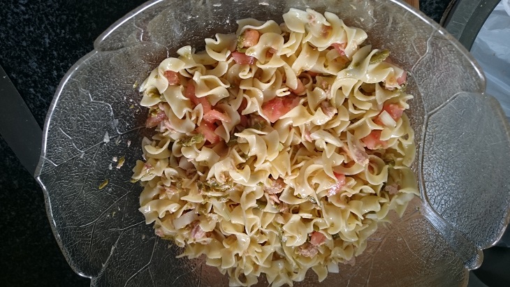 Ensalada de pasta y tomates cherry y lomos de cerdo con frutos secos