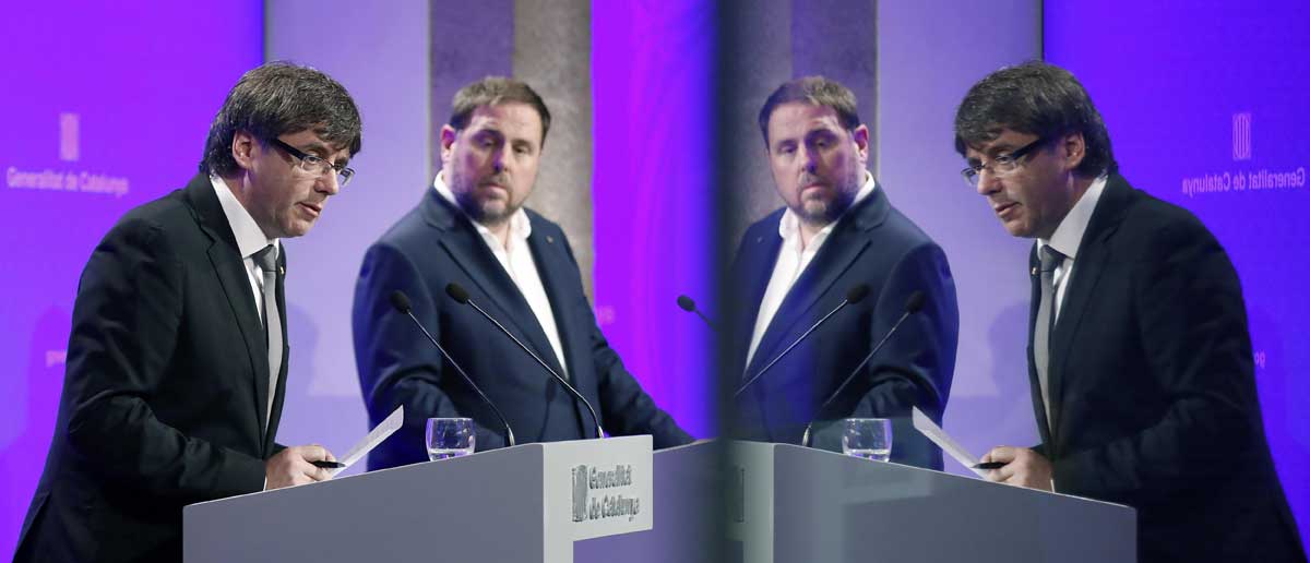 El presidente de la Generalitat de Cataluña, Carles Puigdemont (i), junto al vicepresidente Oriol Junqueras (d), durante la rueda de prensa ofrecida esta mañana en el Palau de la Generalitat, para anunciar los cambios en el Govern. EFE