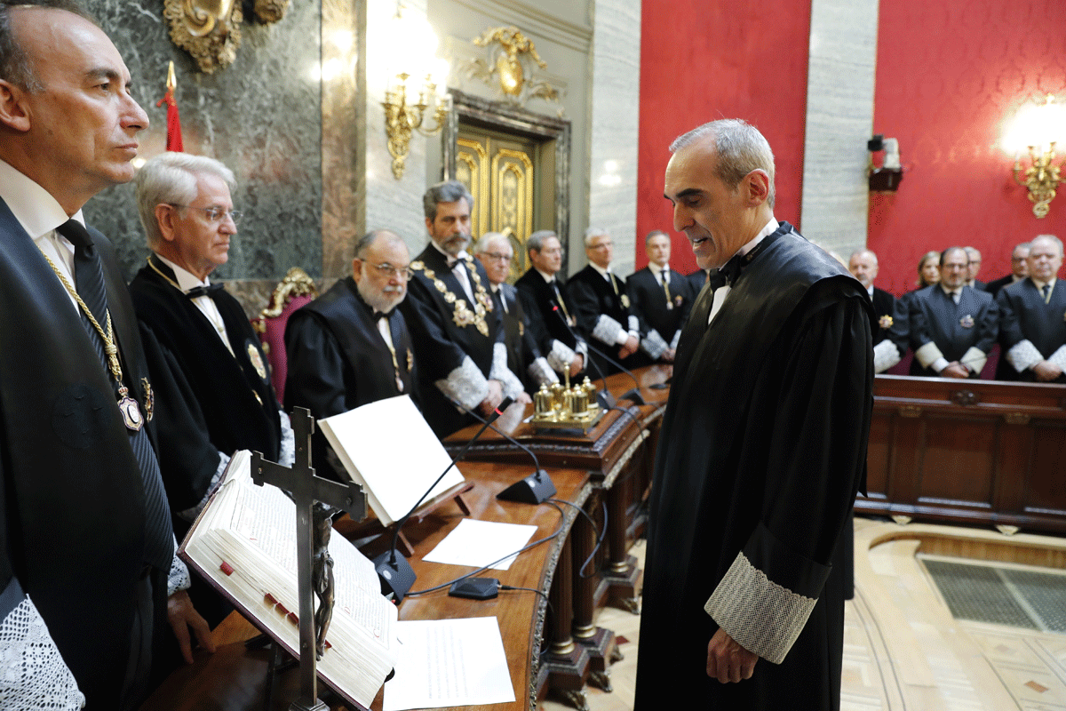 El nuevo fiscal jefe Anticorrupción, Alejandro Luzón (d), durante el acto de toma de posesión de su cargo en sustitución del anterior titular, Manuel Moix, el pasado 12 de julio en el Tribunal Supremo.