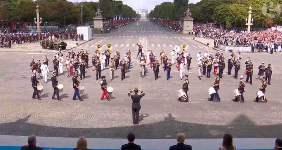 Banda militar frente a los presidentes de Francia y EEUU