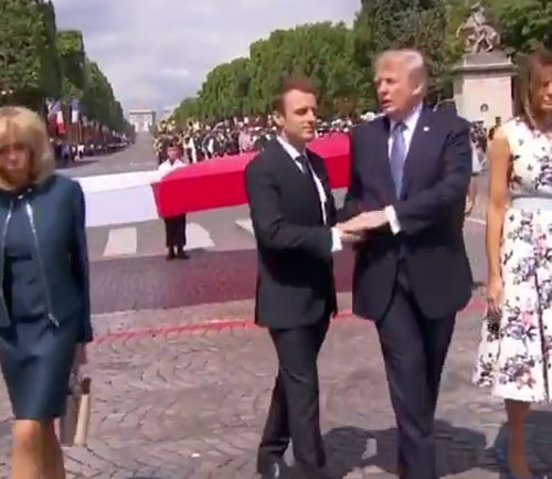 Apretón de manos entre Emmanuel Macron y Donald Trump