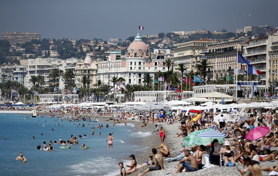 Playa de Niza un mes de julio