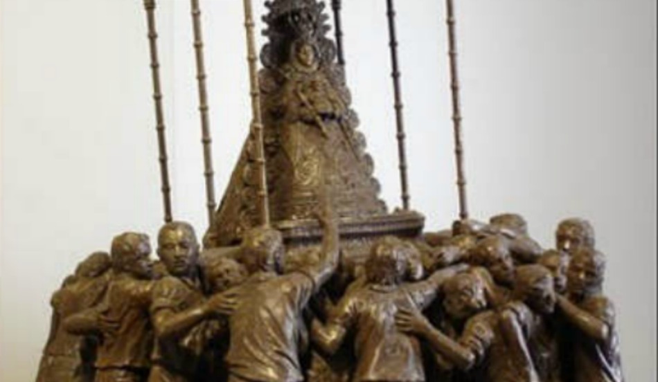 Polémica colocación de una "mastodóntica" escultura de la Virgen en una rotonda