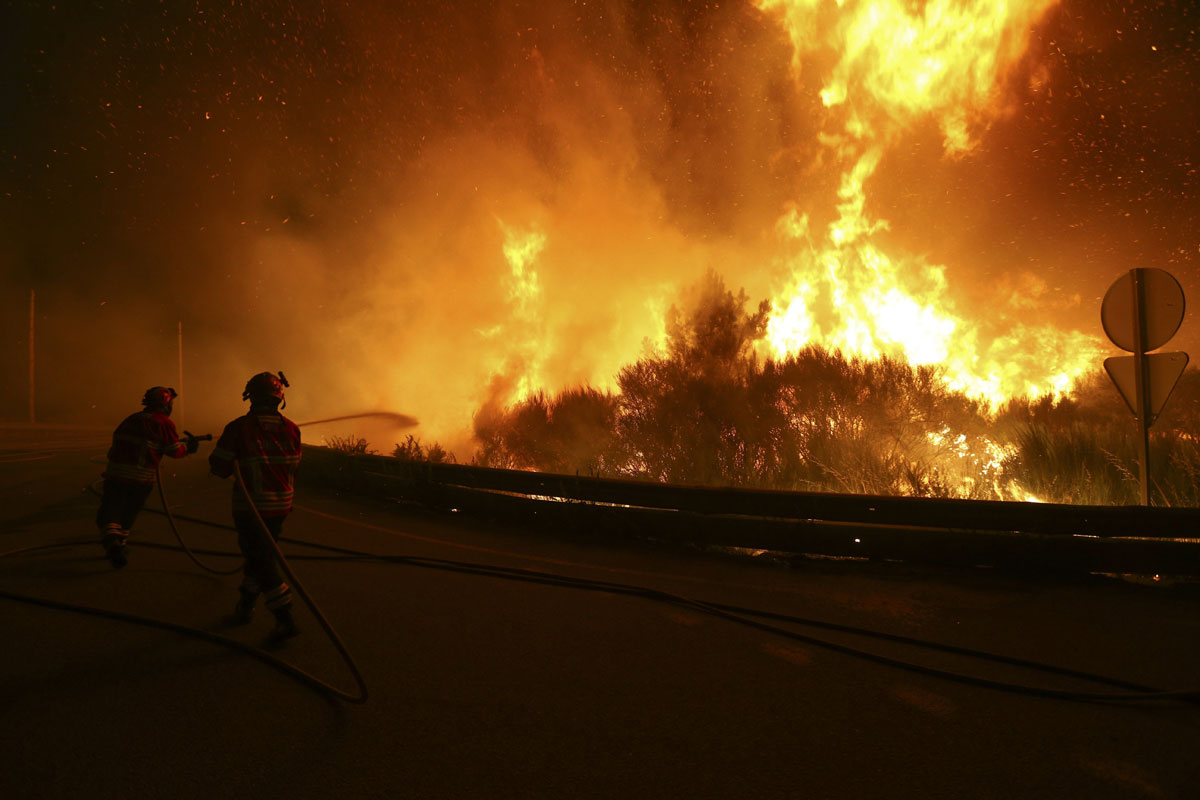 Bomberos trabajando en el incendio del municipio de Alijo, al norte de Portugal.