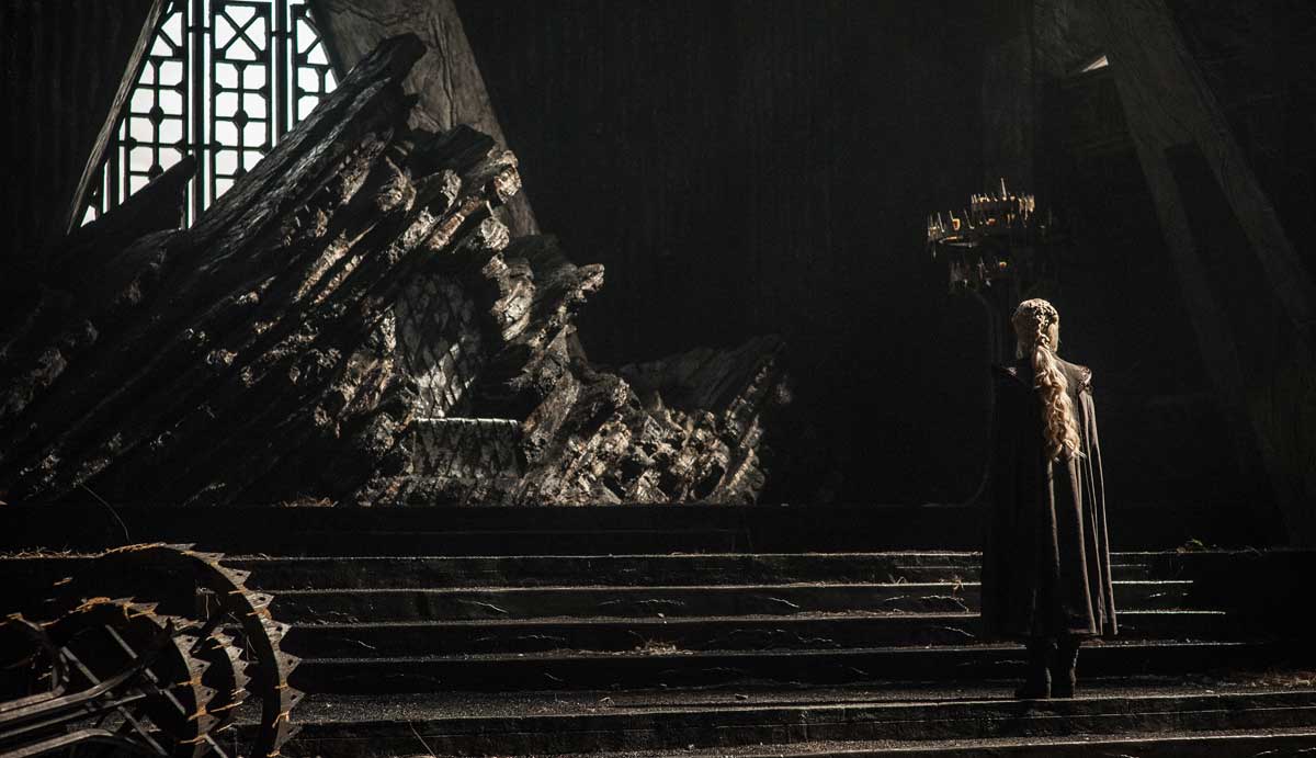 Daenerys Targaryen en presencia de un trono de Juego de Tronos