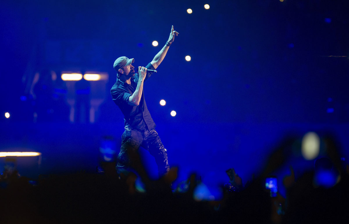 El cantante Enrique Iglesias, en un momento del concierto de este domingo en Santander.