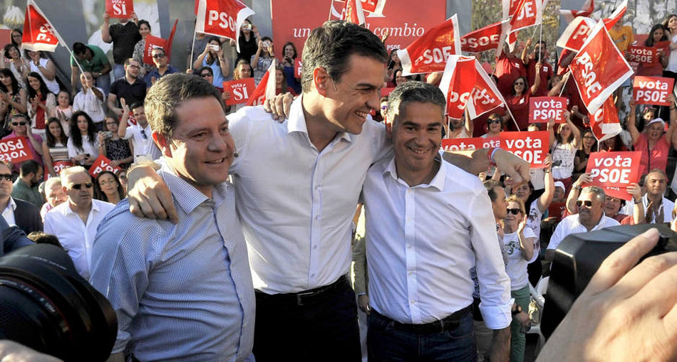 El secretario general del PSOE, Pedro Sánchez, junto al presidente de Castilla-La Mancha, Emiliano García-Page 