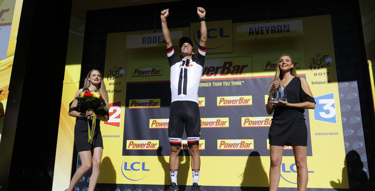 El australiano Michael Matthews celebra su victoria en la 14ª etapa del Tour de Francia.