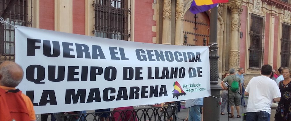 Protesta contra la permanencia de los restos del general golpista en la basílica de la Macarena.