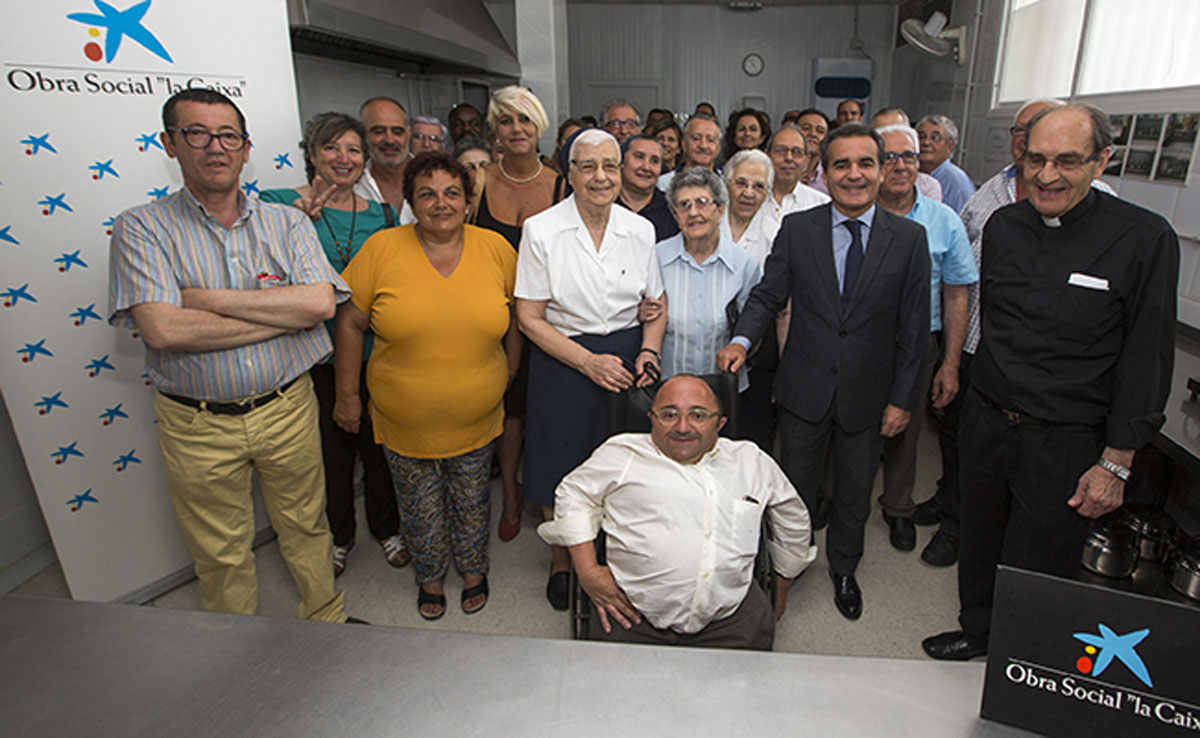 El director territorial en Andalucía de la Obra Social 'la Caxia' Rafael Herrador, con algunos de los beneficiados.