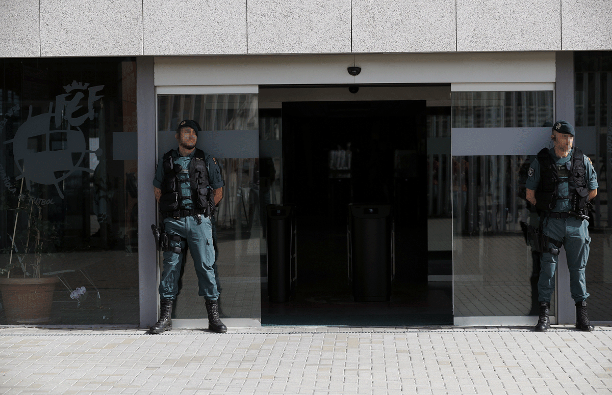 Agentes de la Guardia Civil custodian el acceso principal de la sede de la Federación Española de Fútbol, en la localidad madrileña de Las Rozas. EFE