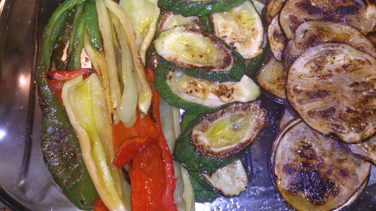 Verduras del tiempo a la plancha y conejo con tomate