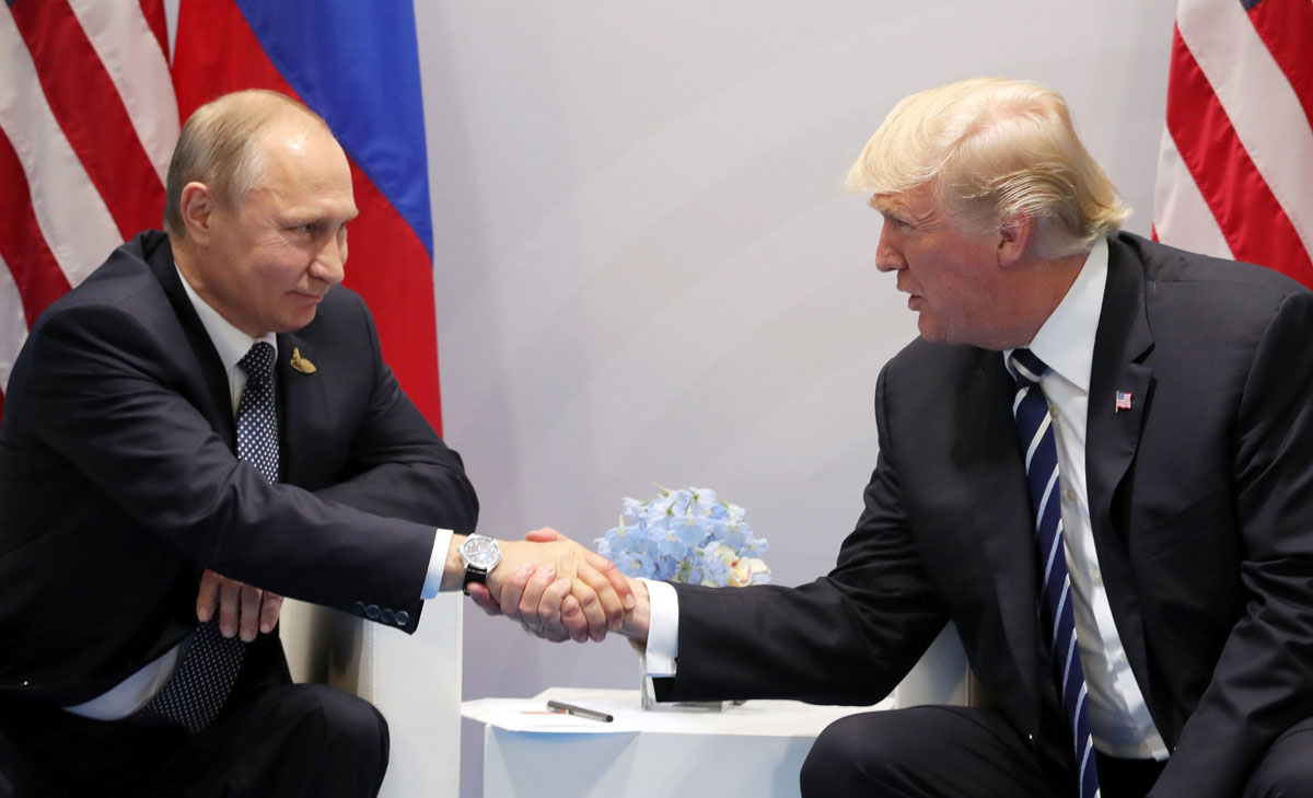 El presidente ruso, Vladímir Putin, conversa con el presidente estadounidense, Donald J. Trump (d).