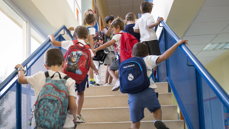 Varios niños en un colegio