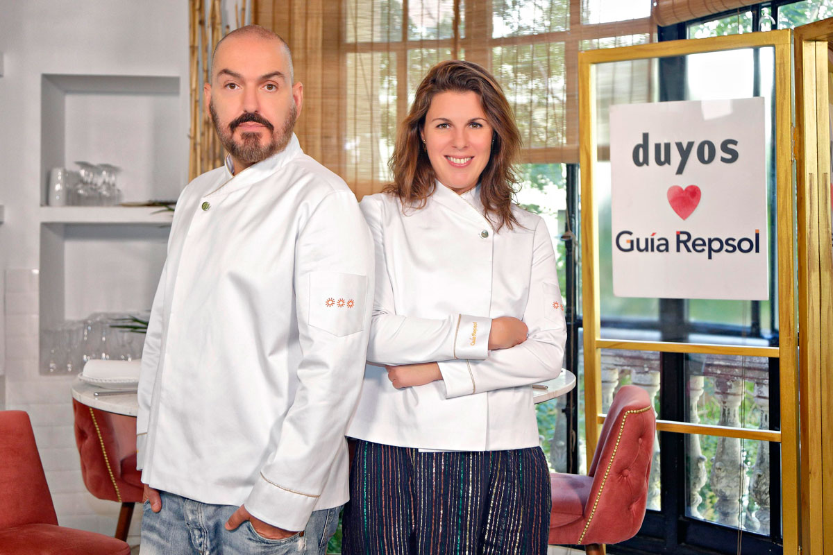 El diseñador Juan Duyos y María Ritter, directora de Guía Repsol