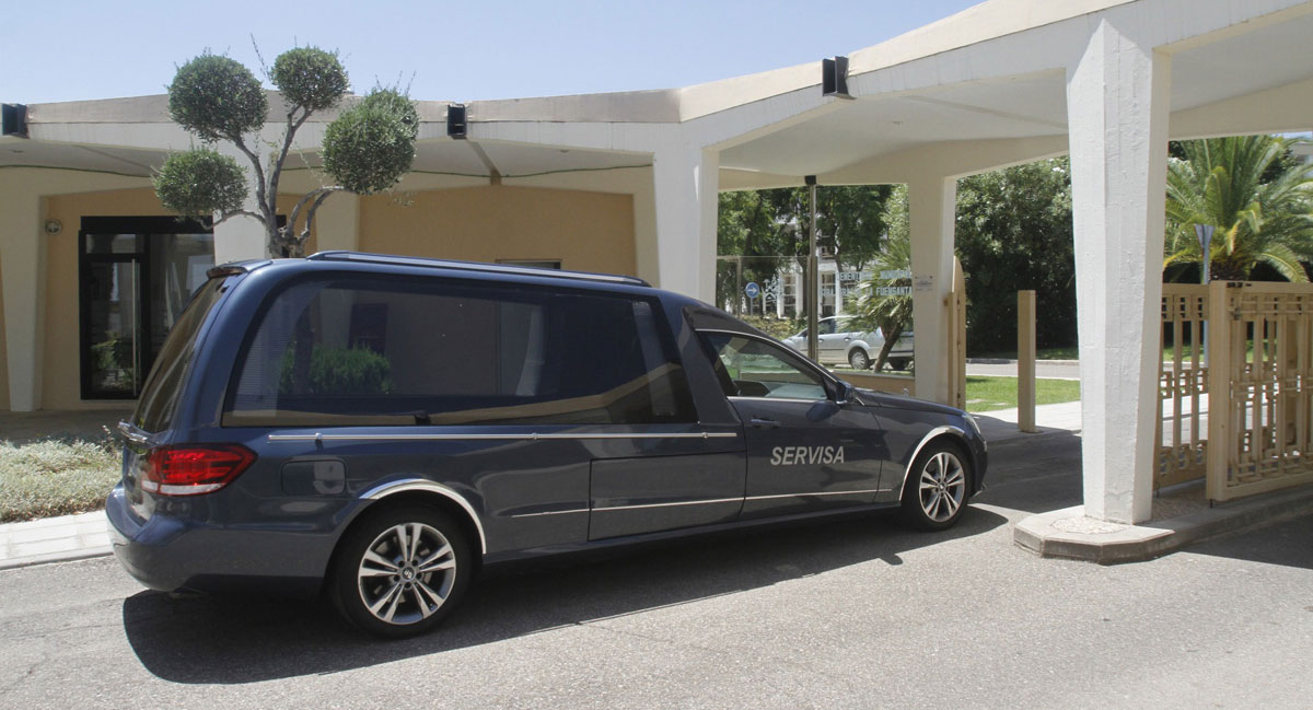 El coche funerario con los restos mortales del expresidente de Caja Madrid Miguel Blesa, entra al Tanatorio de la Fuensanta de Córdoba. 