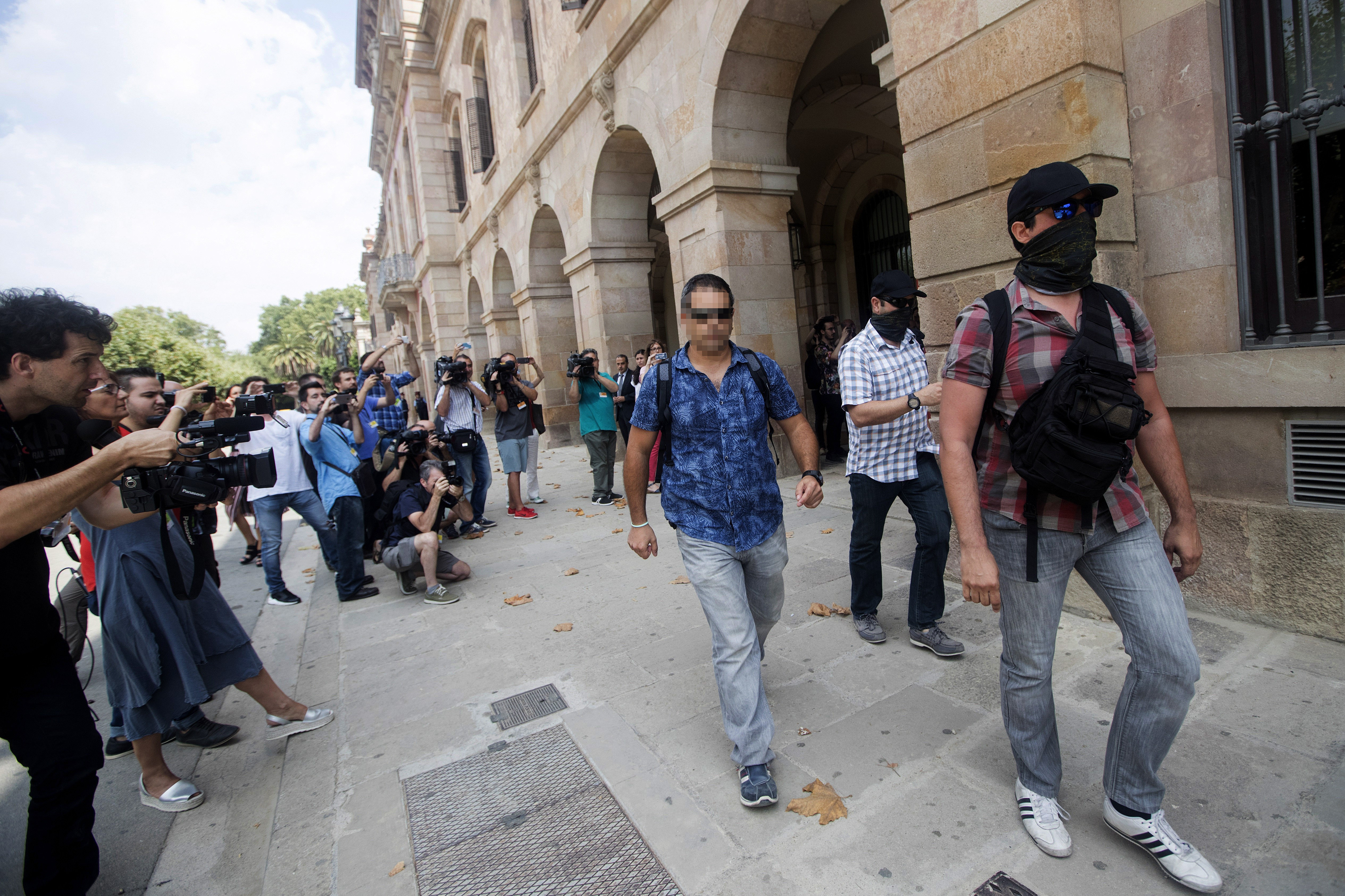 Agentes de la Guardia Civil a su salida de la sede de parlamento de Cataluña