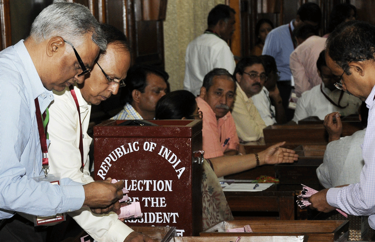 Un trabajador electoral recuenta algunos de los votos de las elecciones presidenciales en Nueva Delhi.