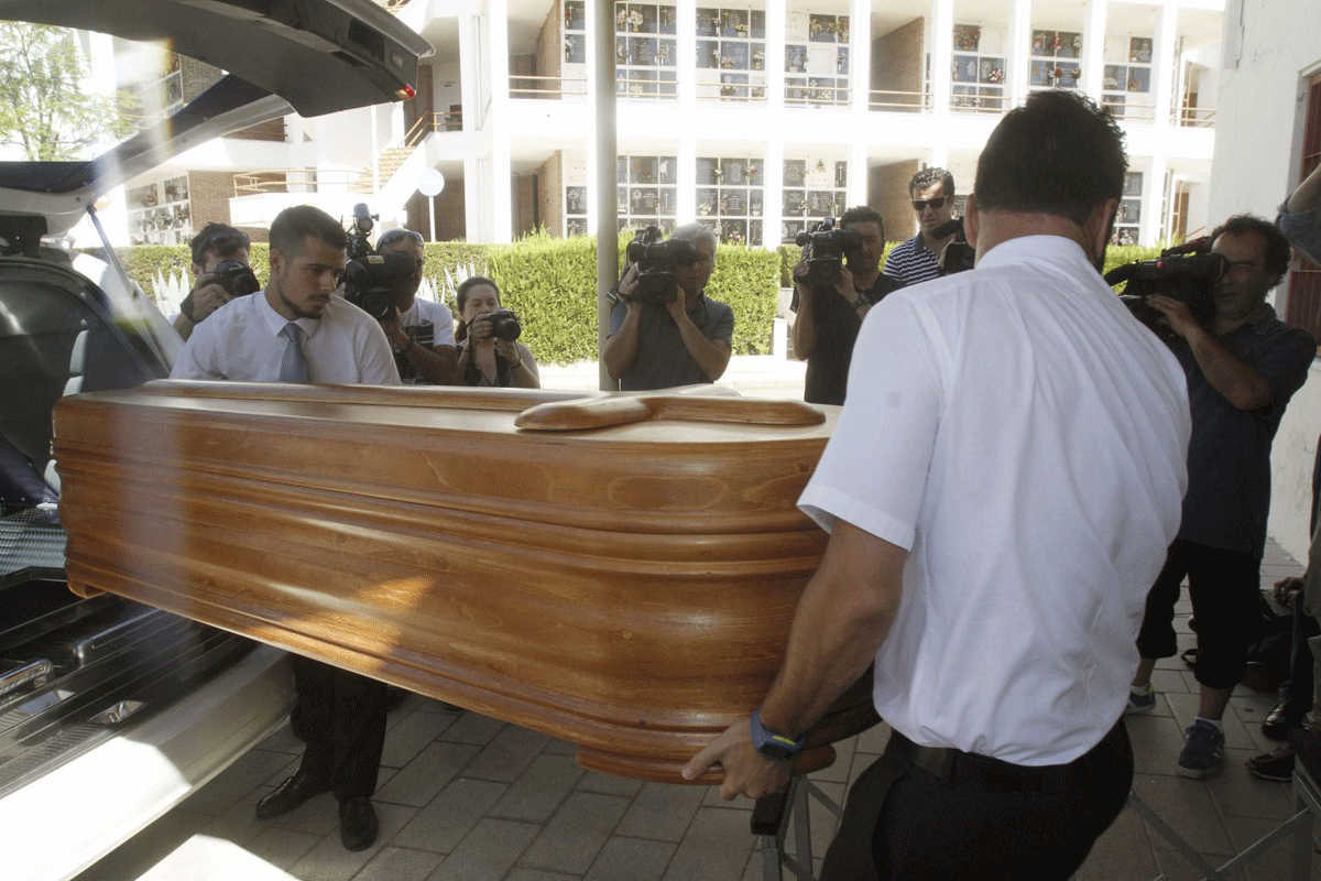 Operarios de la funeraria trasladan el féretro con el cuerpo sin vida del expresidente de Caja Madrid Miguel Blesa del Instituto Anatómico Forense de Córdoba. 