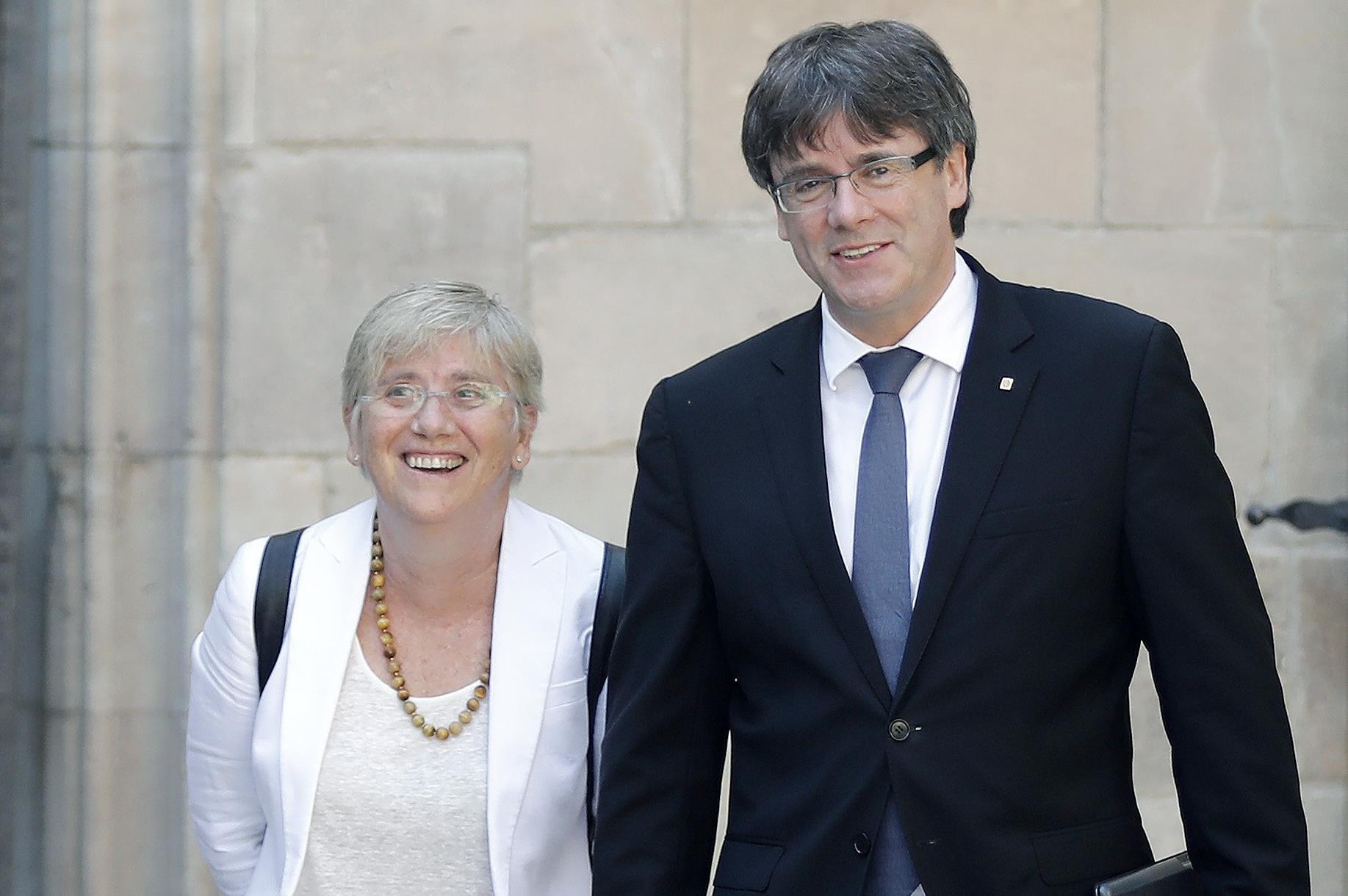 El presidente de la Generalitat, Carles Puigdemont (d) y la consellera de Educación, Clara Ponsati (i) llegan a la reunión semanal del Govern el pasado martes. 