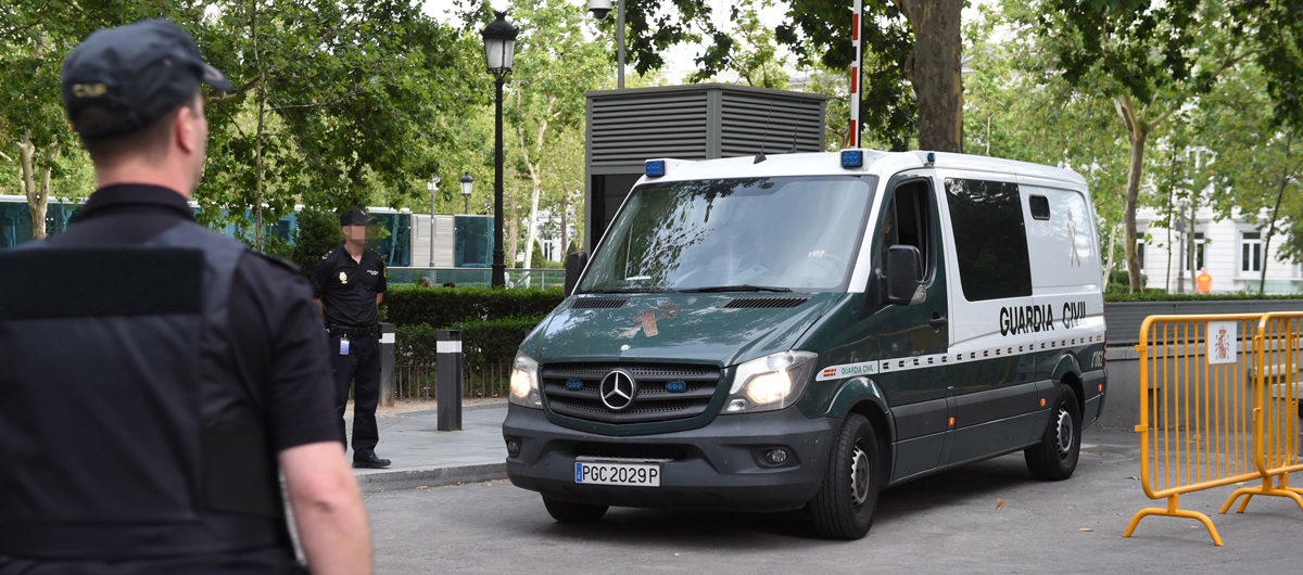 El fugón policial que traslada al presidente de la Real Federación Española de Fútbol (RFEF), Ángel María Villar, y su hijo Gorka, a la salida hoy de la Audiencia Nacional. 