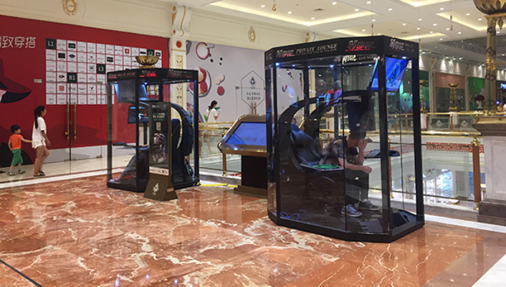Cabinas de videojuegos para entretener a los maridos en los centros comerciales.