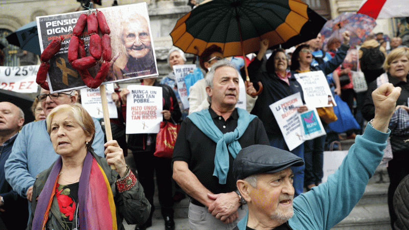 Pensionistas durante la concentración hoy en Bilbao de la plataforma de asociaciones de jubilados, viudas y pensionistas