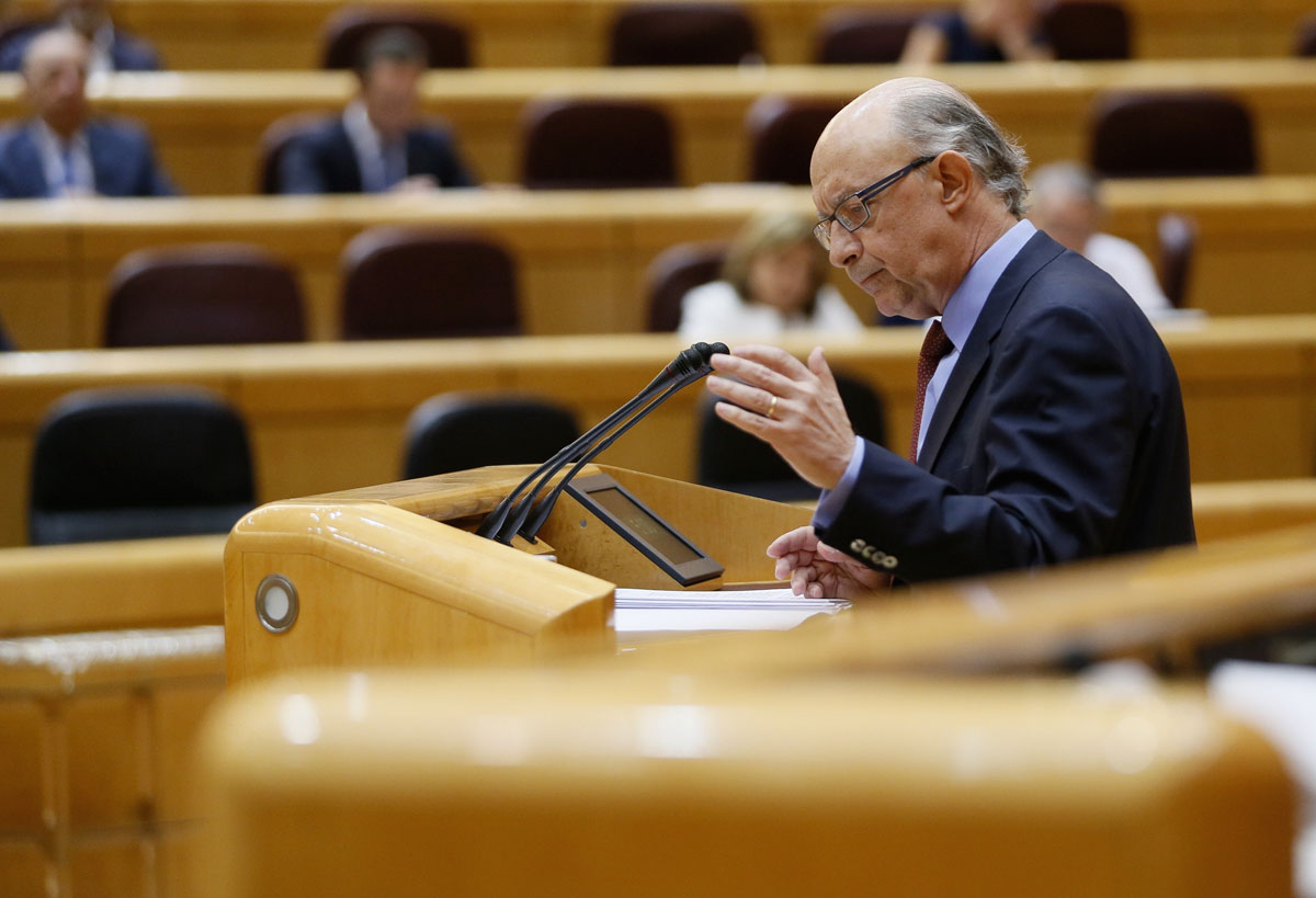 El ministro de Hacienda, Cristóbal Montoro, compareciendo en el Senado