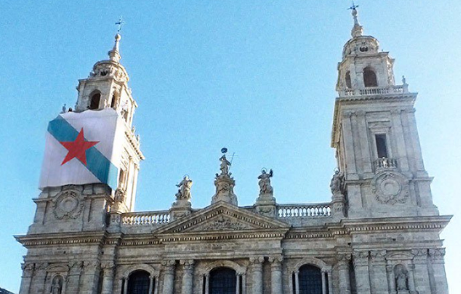 Montaje realizado por Galiza Nova Lugo en el que se ve una bandera nacionalista colgada en la Catedral de Lugo. 