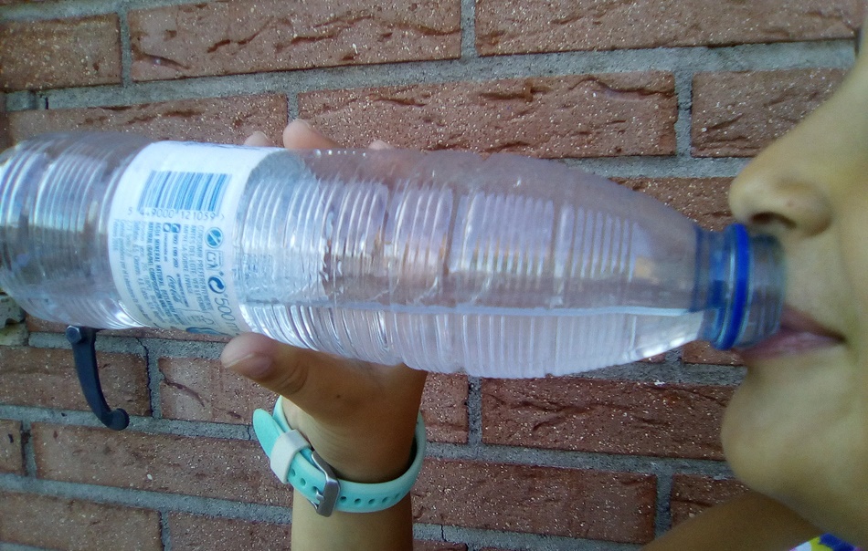 Aumentar la cantidad de agua que bebemos contribuye a reducir el riesgo de padecer piedras en el riñón. 