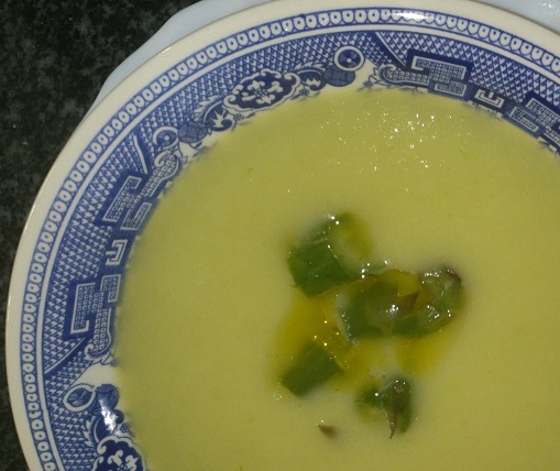 Crema de espárragos y magro de cerdo frito con pasta