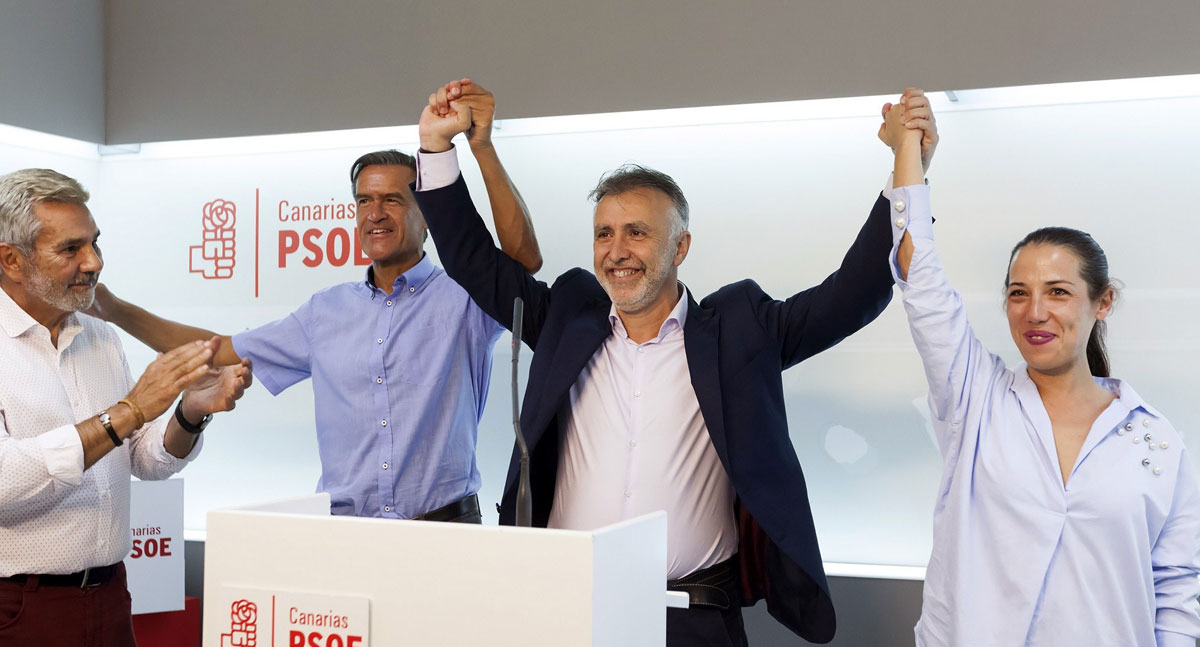 El líder del PSOE en Gran Canaria, Ángel Víctor Torres, acompañado por los otros dos candidatos a la secretaría general del PSOE de Canarias, Patricia Hernández, y Juan Fernando López Aguilar.