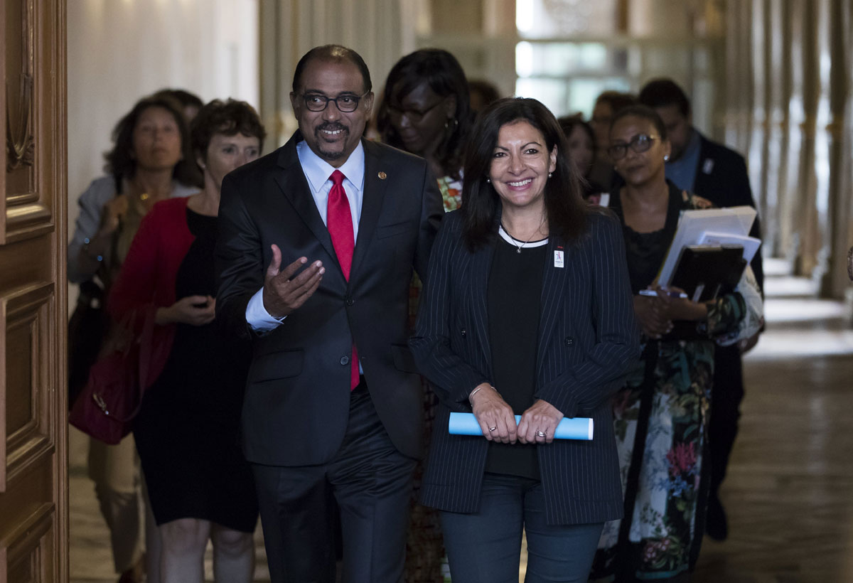 El director ejecutivo del Programa de Naciones Unidas para la Lucha contra el Sida (UNAIDS), Michel Sidibé (i), y la alcaldesa de París, Anne Hidalgo (d), se dirigen a la presentación del último informe sobre el VIH en el hotel De Ville de París (Francia)