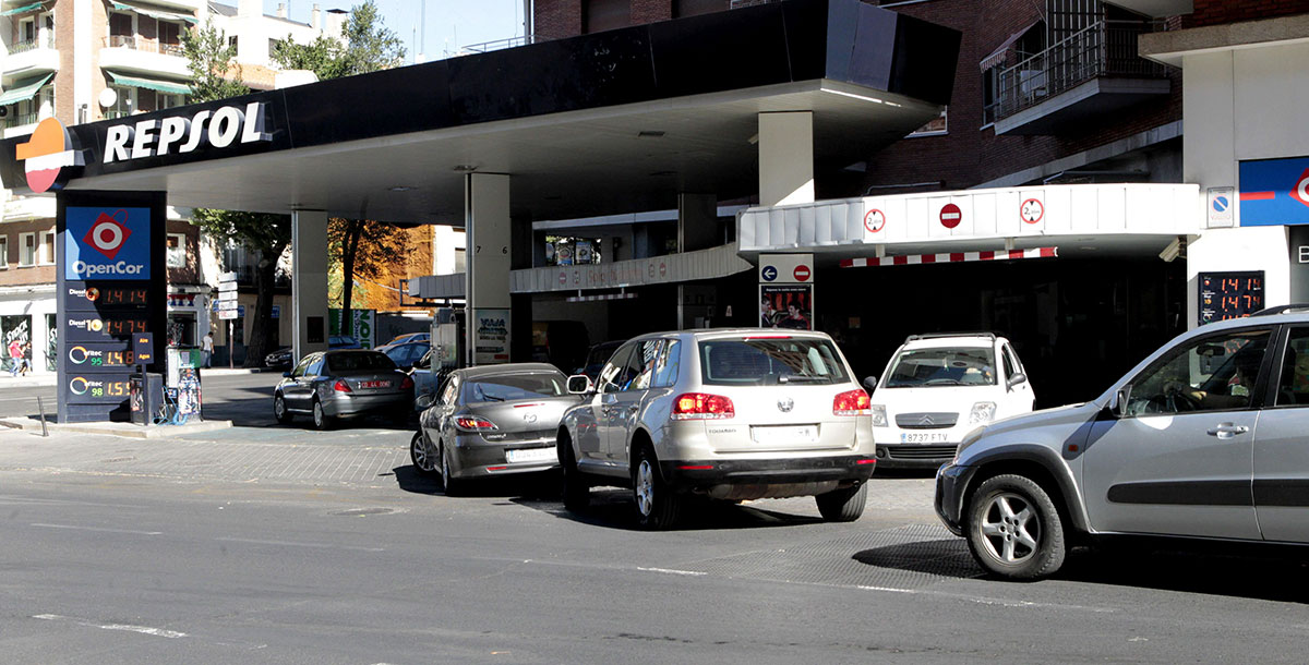 Cola de automóviles en una estación de Repsol