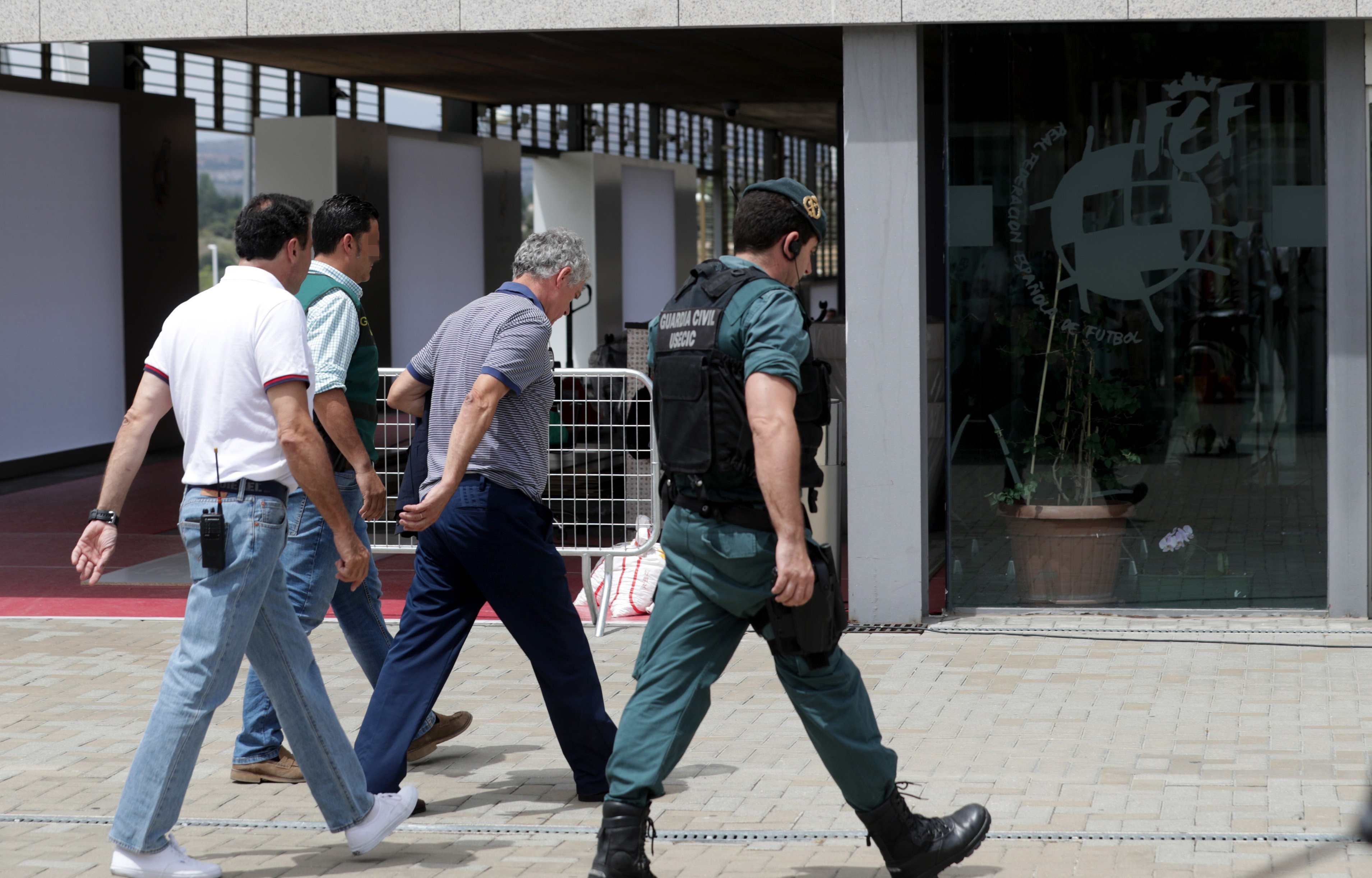 Angel María Villar (c) a su llegada a la sede de la Federación, en Las Rozas (Madrid) tras su detención, el pasado martes.