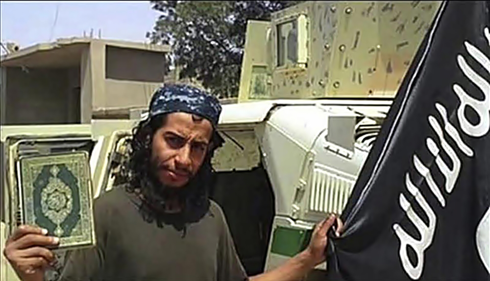 Imagen de Abdelhamid Abaaoud, tomada de un vídeo publicado por el Estado Islámico en Youtube en noviembre de 2015 con el supuesto cerebro de los atentados de París.