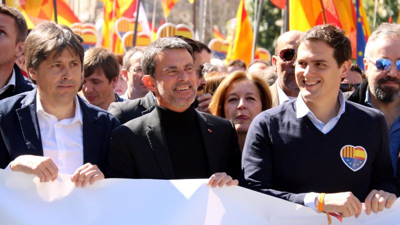 Manuel Valls, en el centro, con Albert Rivera, en una manifestación en Barcelona contra el independentismo.