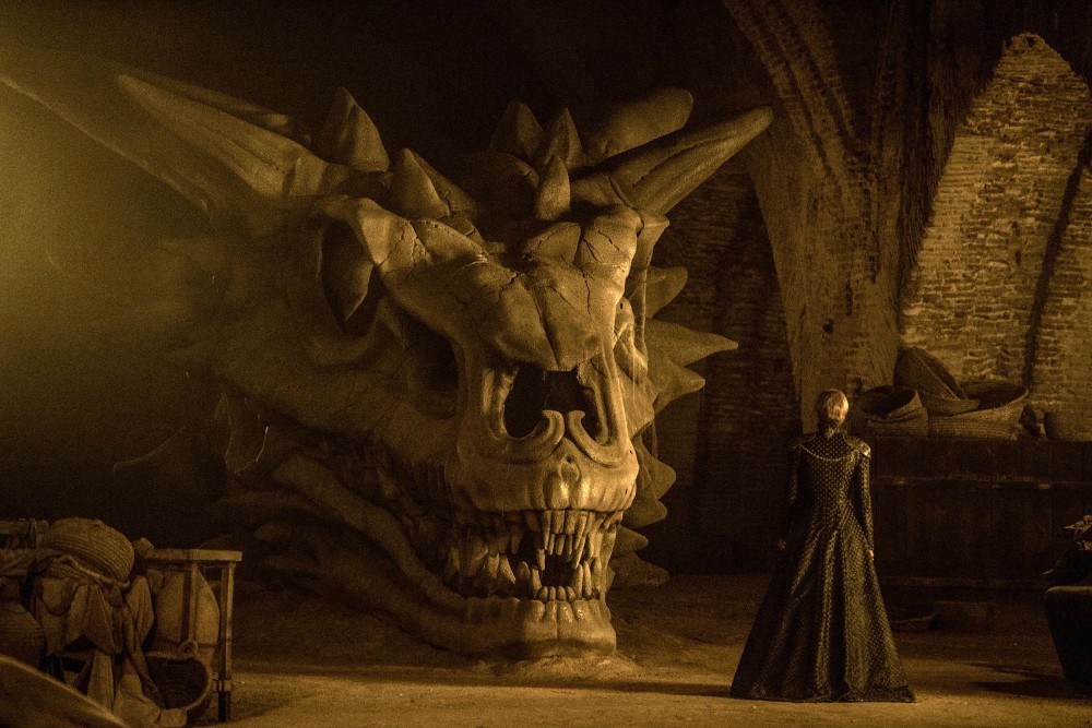 Cersei visita la cripta de los dragones en Desembarco del Rey.
