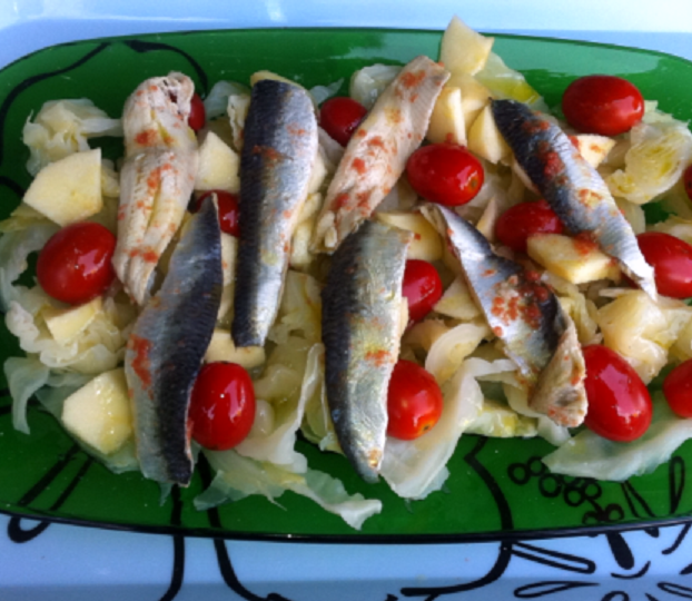 Ensalada de repollo con tomates y boquerones y merluza fría con mayonesa