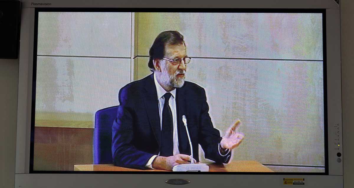 Mariano Rajoy, en un monitor durante su comparecencia judicial de ayer.